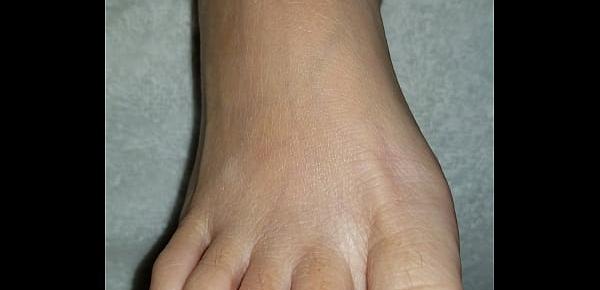  Petite pink toes